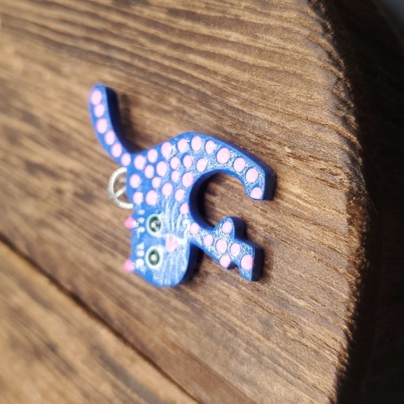 Folksy spackled spotted cat pendant - Picture 2 of 2
